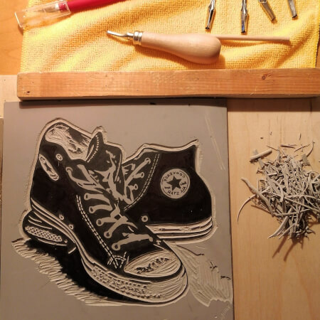 Linolschnittwerkzeug und angefangene Platte