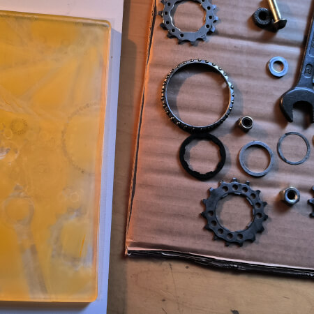 Fahrradteile liegen bereit für ein Druckexperiment