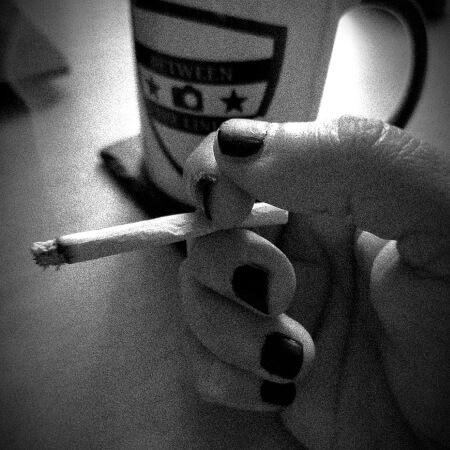 Hand mit lackierten Fingernägeln und Zigarette